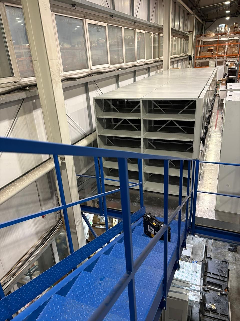 Установка мобильного архива на платформенном мезонине завершена