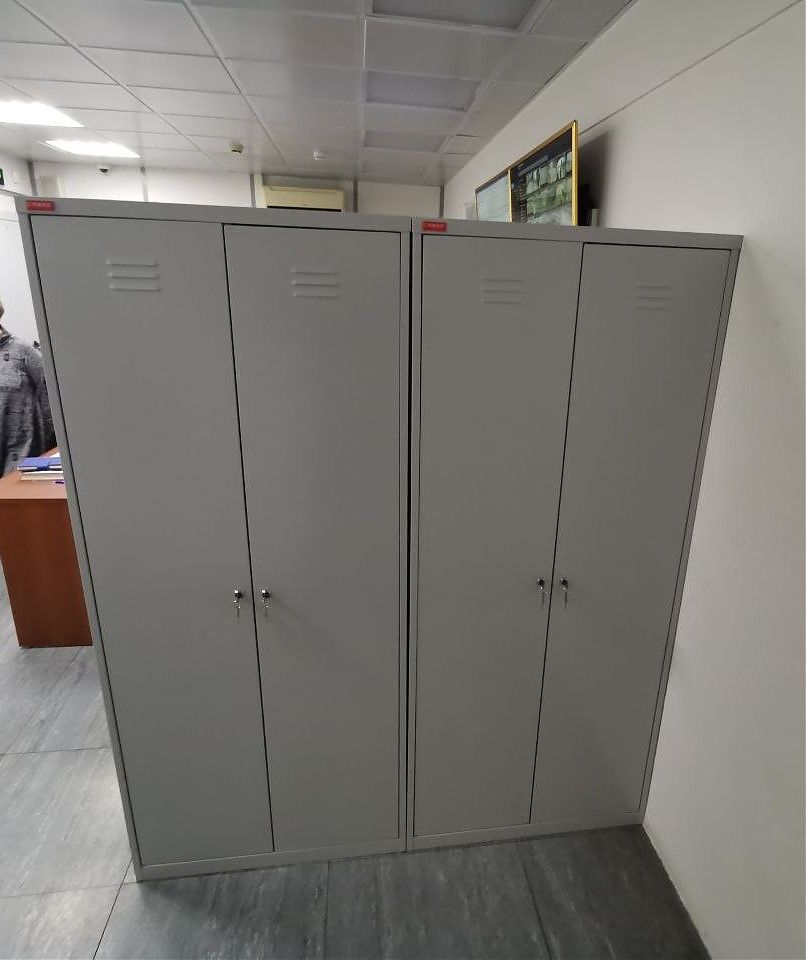 Установка двухсекционного металлического шкафа ШРМ-АК-800 для хранения одежды Установка двухсекционного металлического шкафа ШРМ-АК-800 для хранения одежды