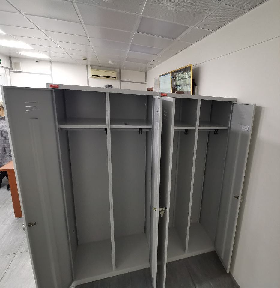 Установка двухсекционного металлического шкафа ШРМ-АК-800 для хранения одежды Установка двухсекционного металлического шкафа ШРМ-АК-800 для хранения одежды