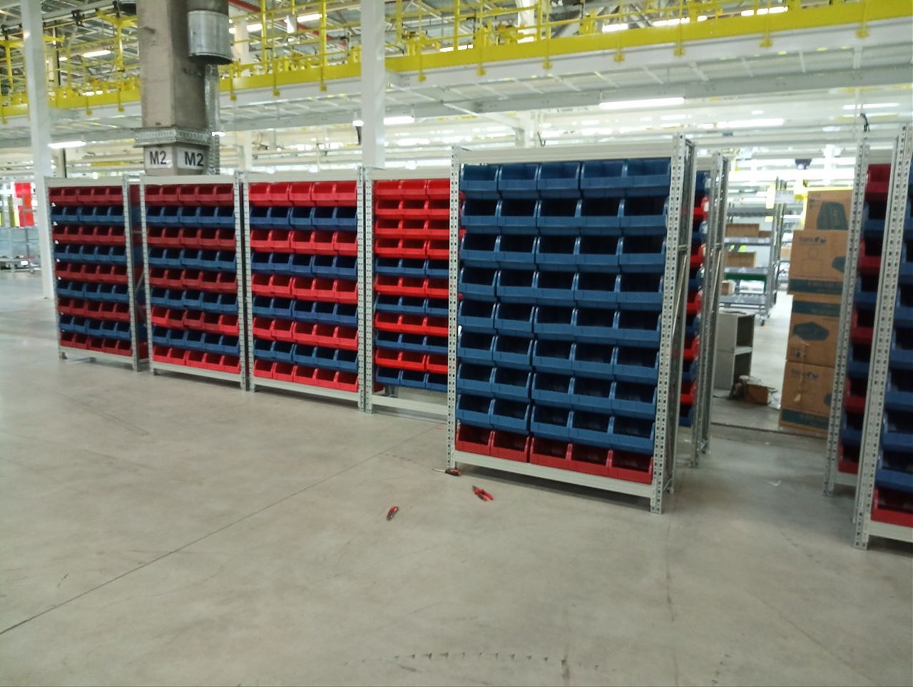 Установка стеллажей с пластиковыми ящиками КМС — надёжное решение для хранения на складе и в производстве