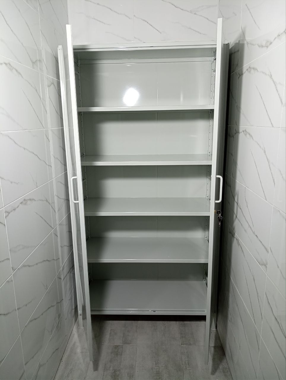 Установлен стеллаж-шкаф СТ-200 со сплошными дверями на объекте клиента