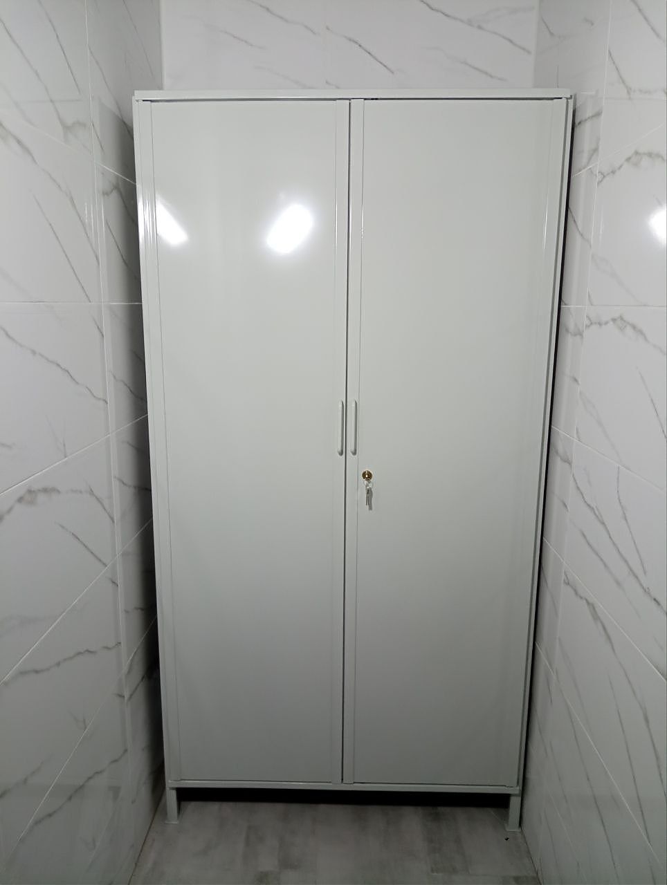 Установлен стеллаж-шкаф СТ-200 со сплошными дверями на объекте клиента