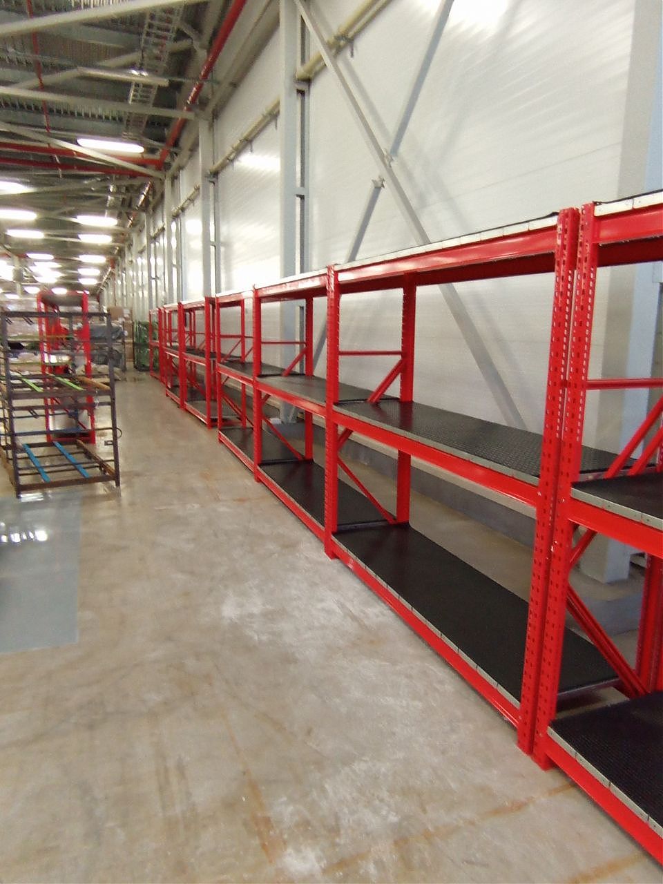 Установлен металлический стеллаж для хранения брака MS Pro (RAL 3028) с дополнительным покрытием