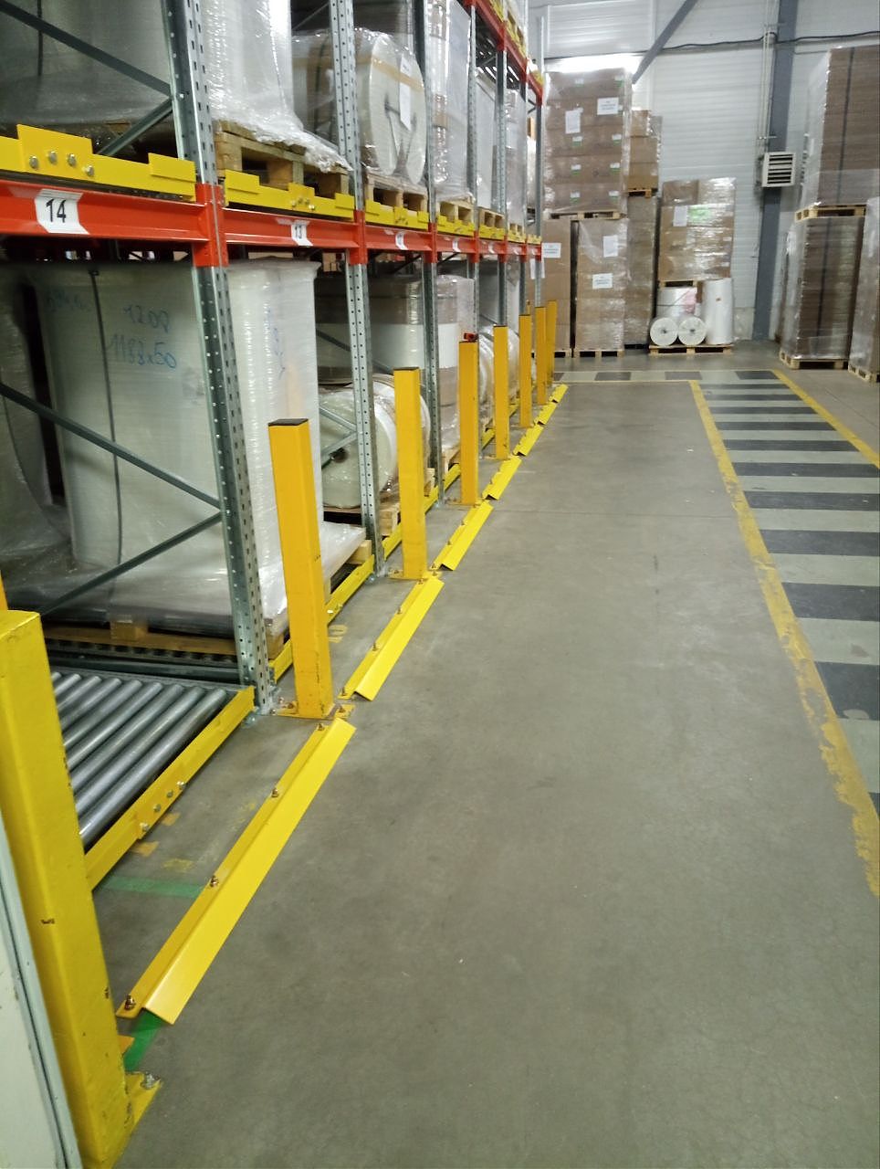 Установка металлических отбойников на гравитационные стеллажи