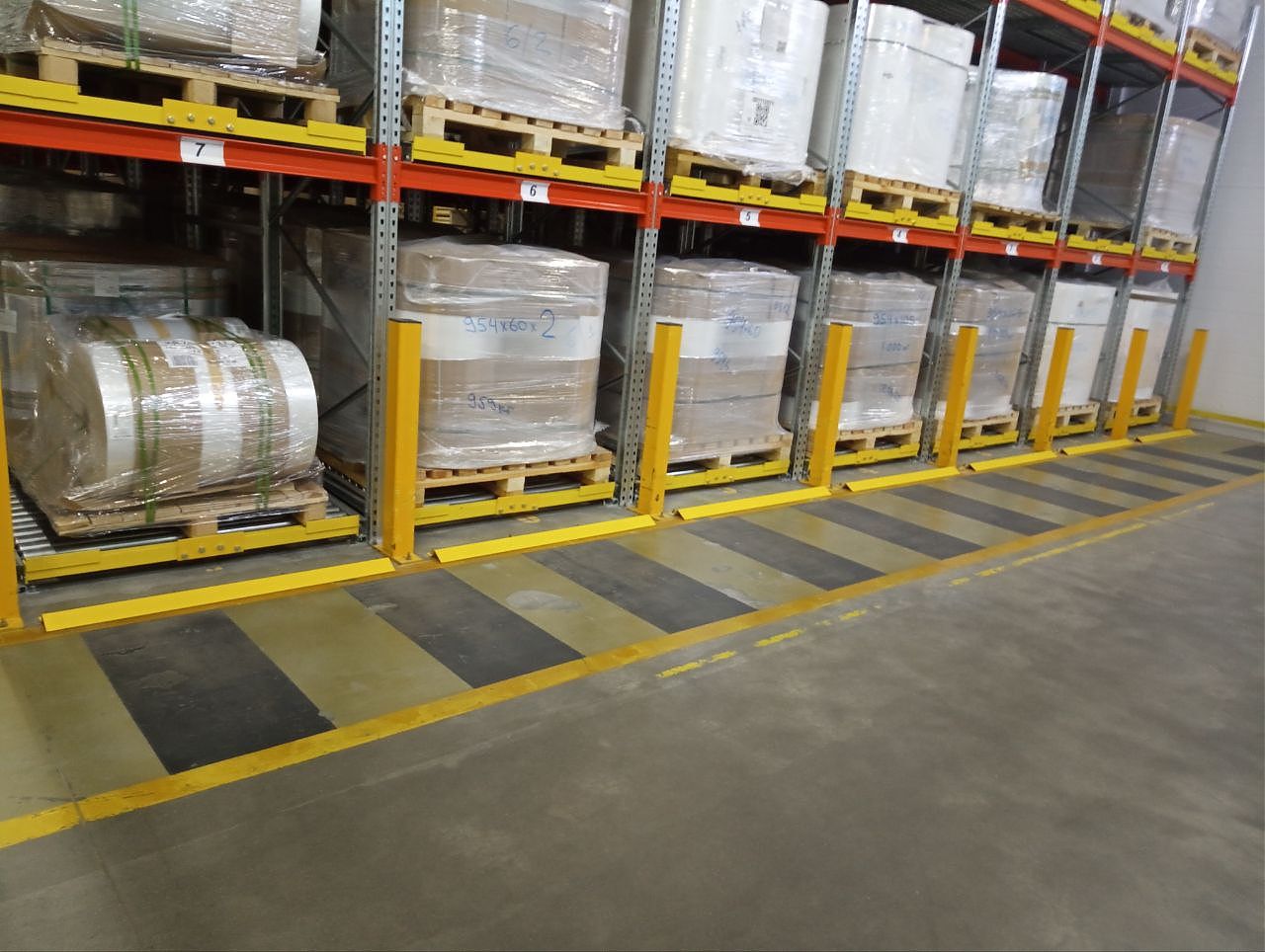 Установка металлических отбойников на гравитационные стеллажи