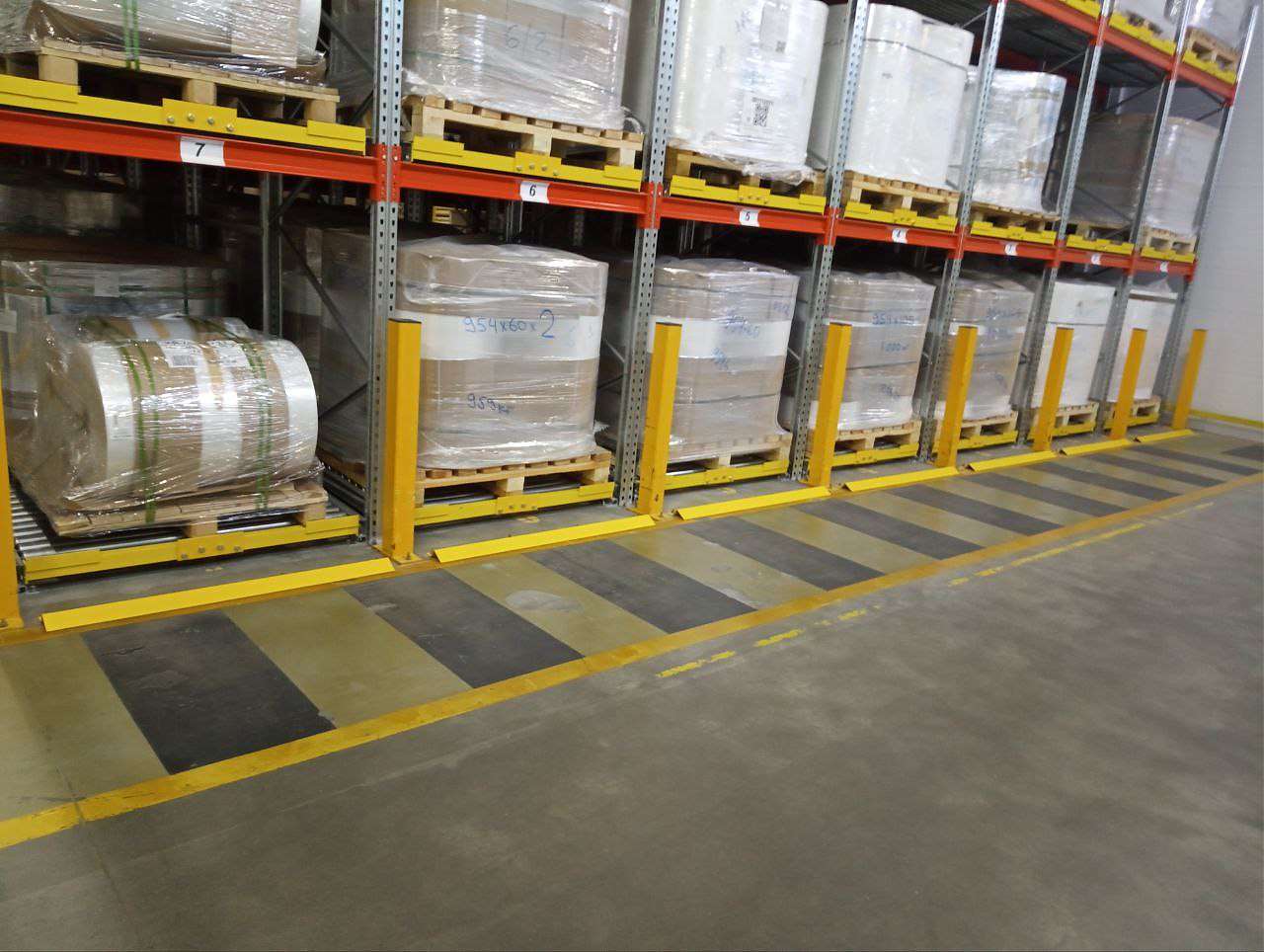 Установка металлических отбойников на гравитационные стеллажи