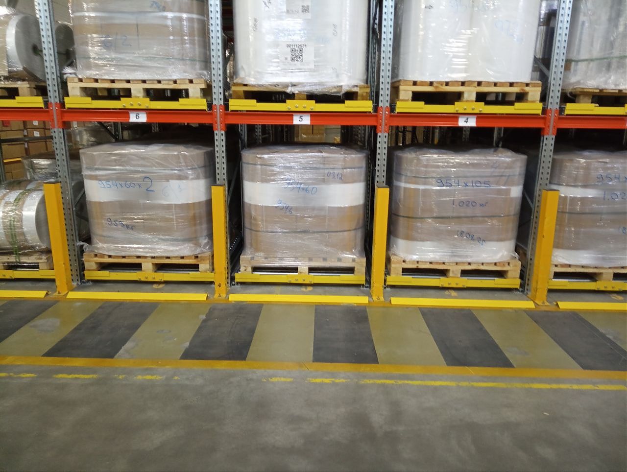 Установка металлических отбойников на гравитационные стеллажи