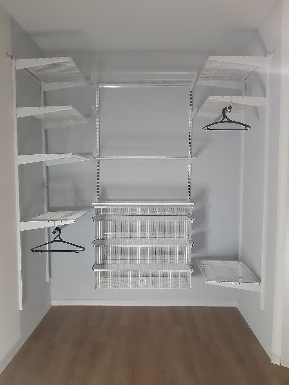 Установлена гардеробная система