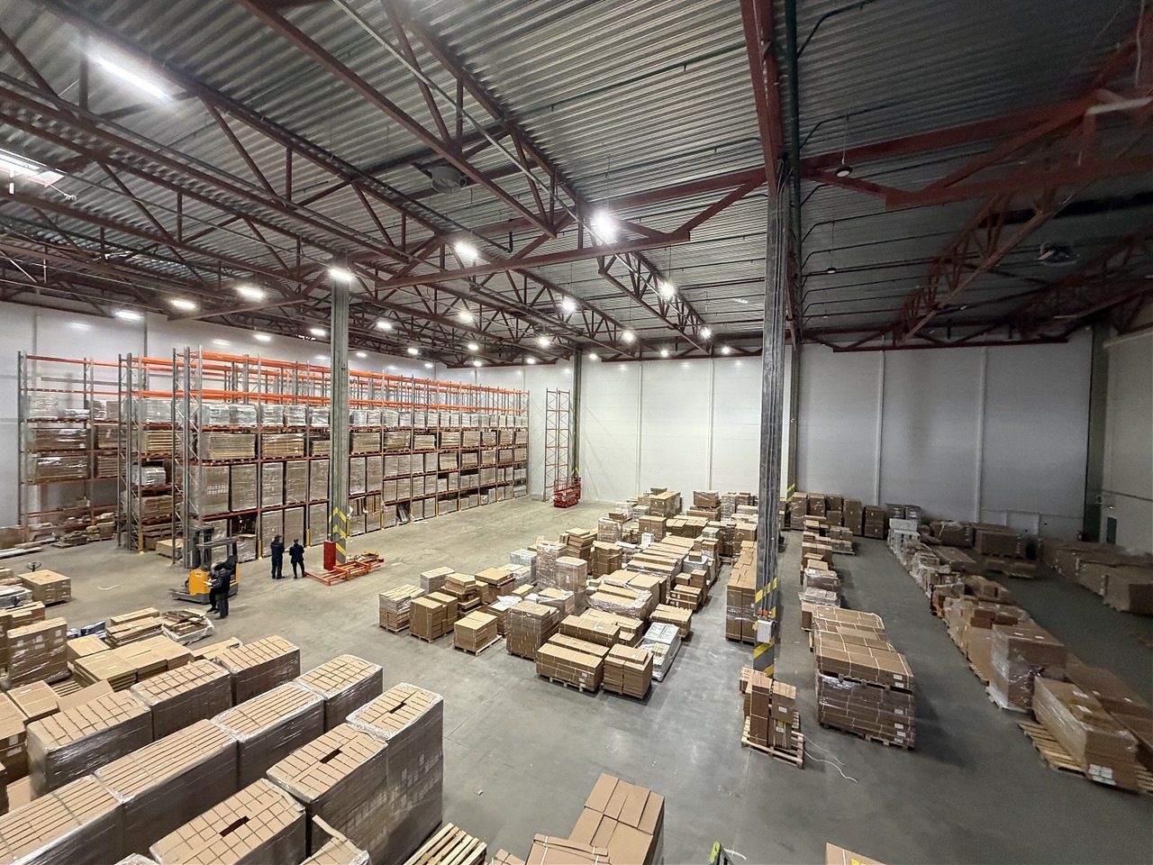 Выполнен монтаж фронтальных стеллажей