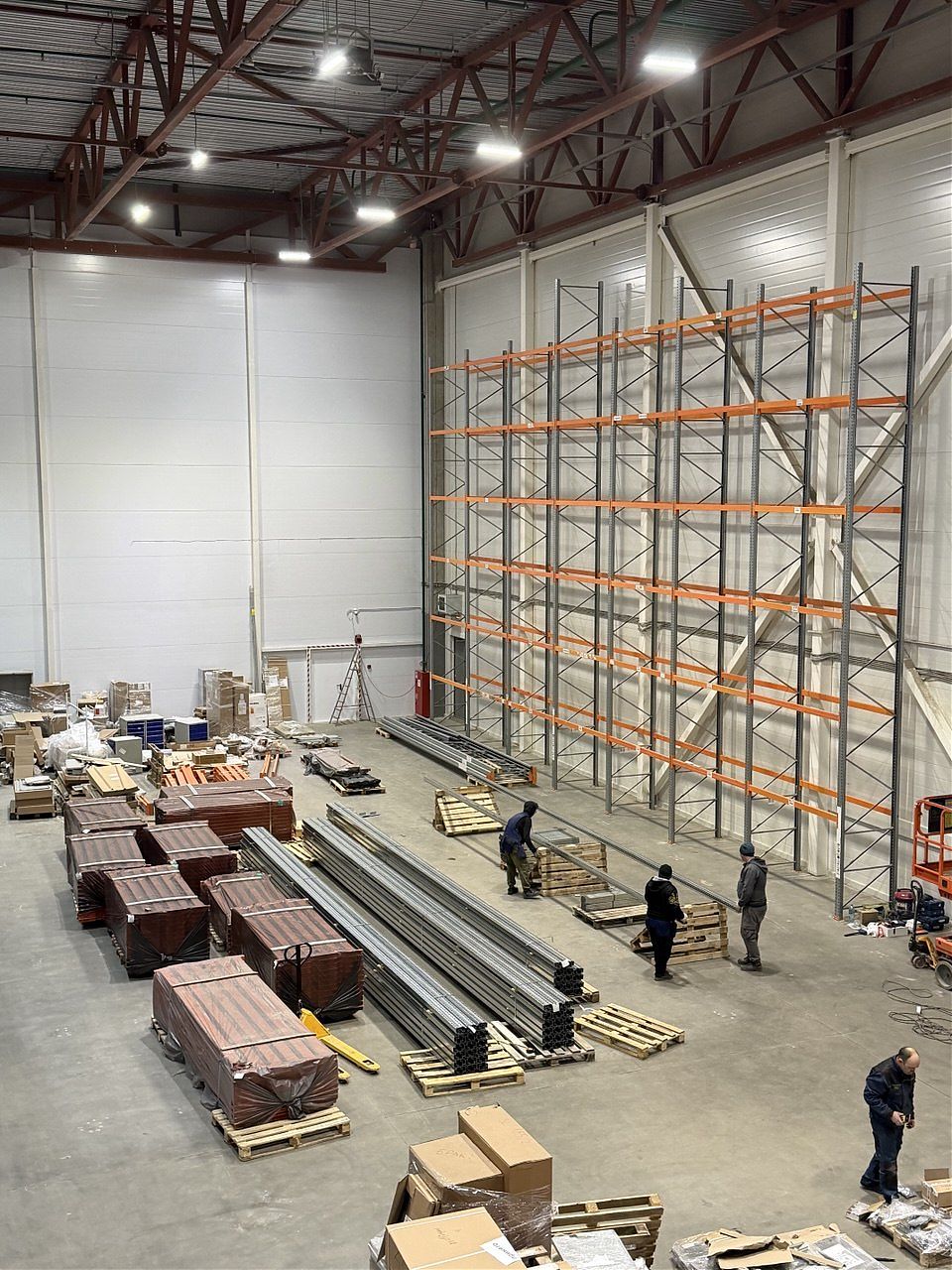 Выполнен монтаж фронтальных стеллажей