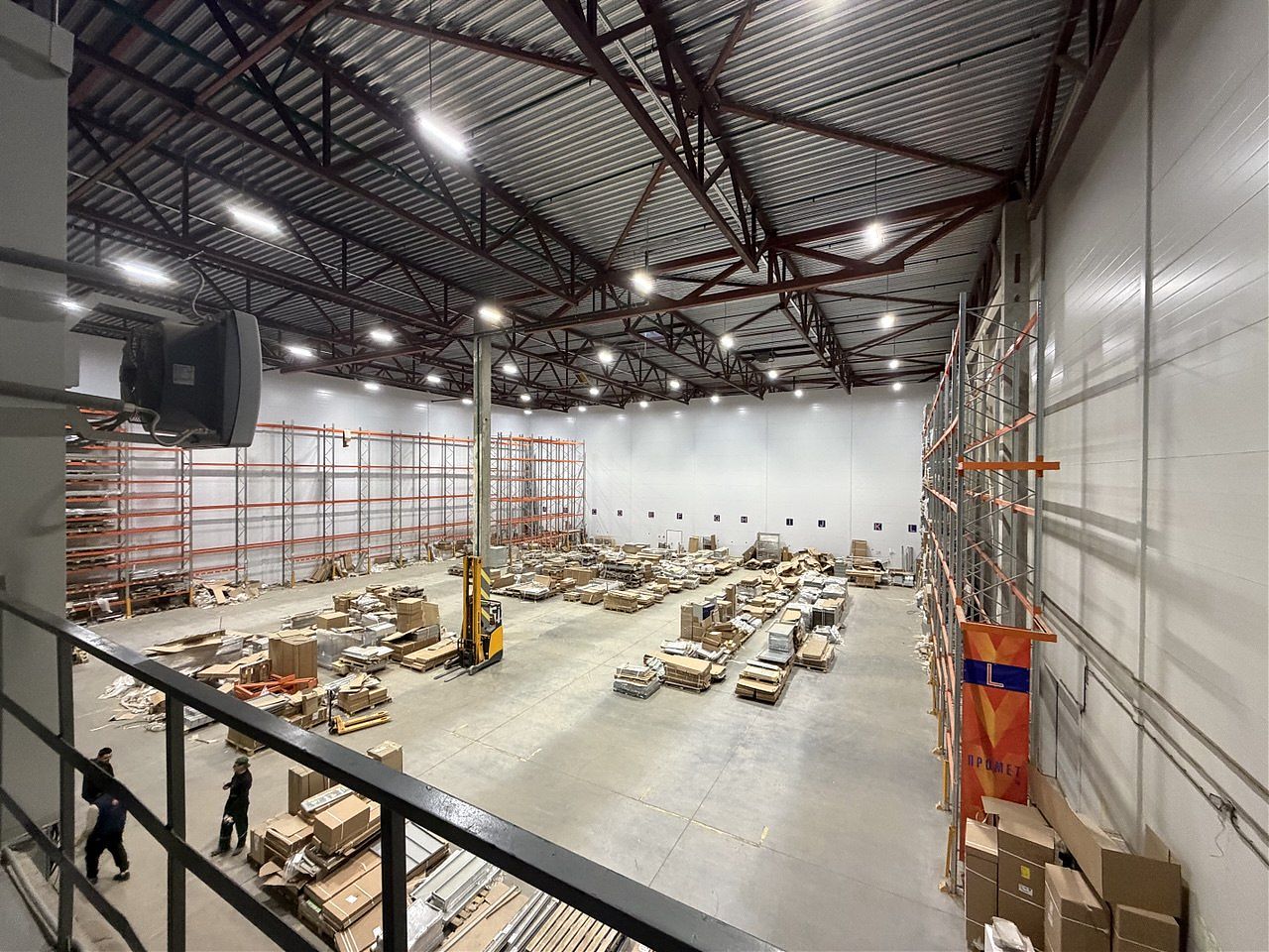 Выполнен монтаж фронтальных стеллажей