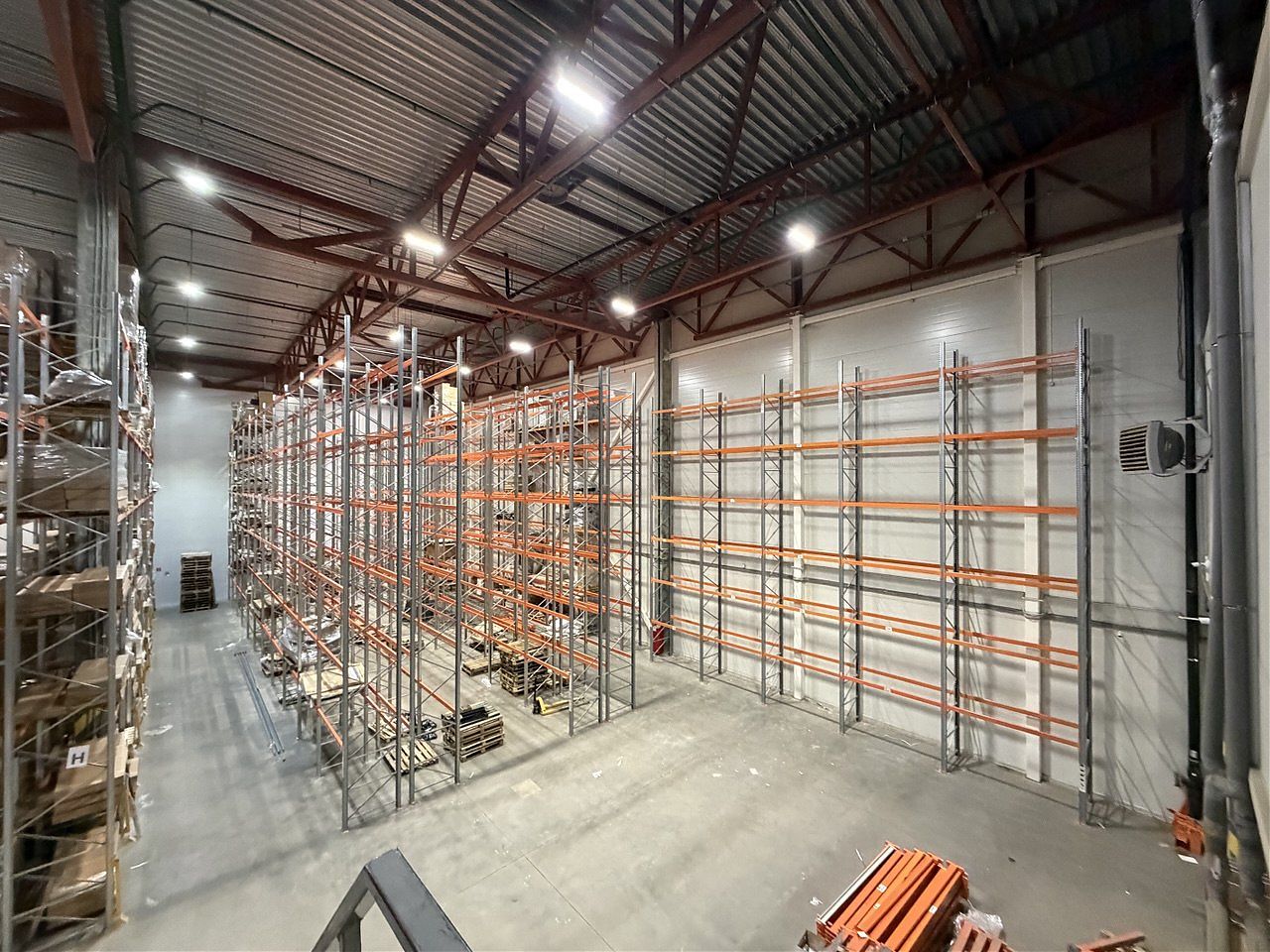 Выполнен монтаж фронтальных стеллажей