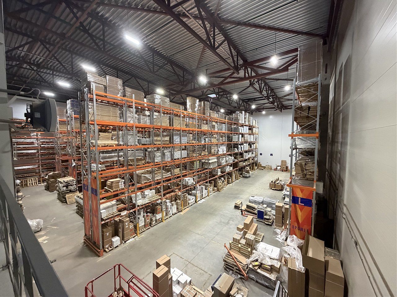 Выполнен монтаж фронтальных стеллажей