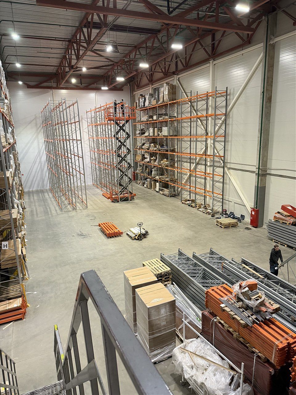 Выполнен монтаж фронтальных стеллажей