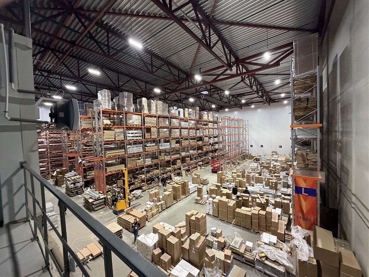 Выполнен монтаж фронтальных стеллажей