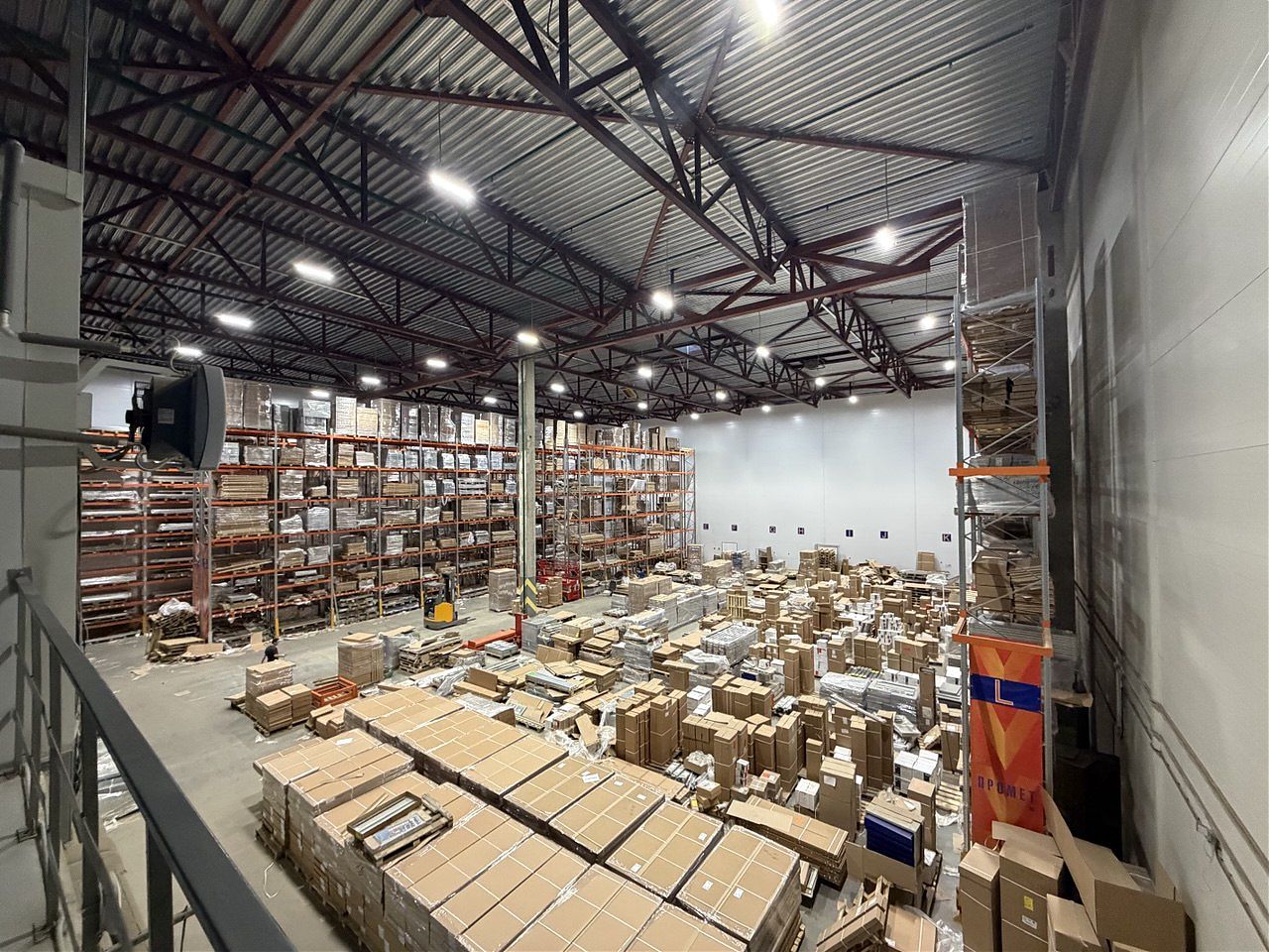 Выполнен монтаж фронтальных стеллажей