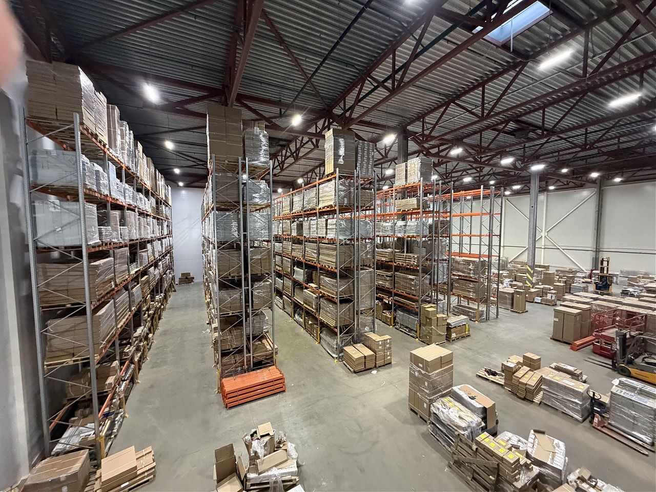 Выполнен монтаж фронтальных стеллажей