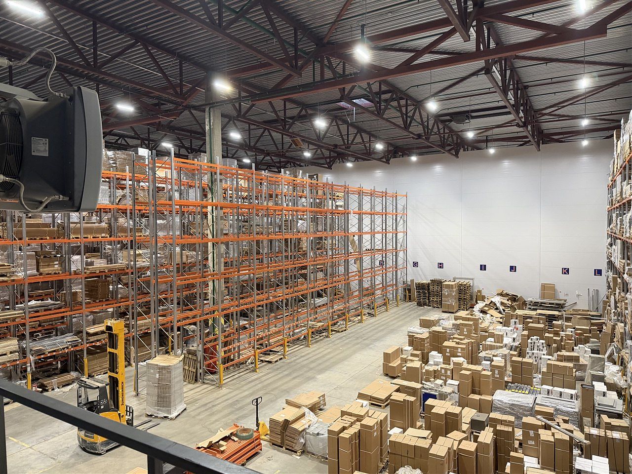 Выполнен монтаж фронтальных стеллажей