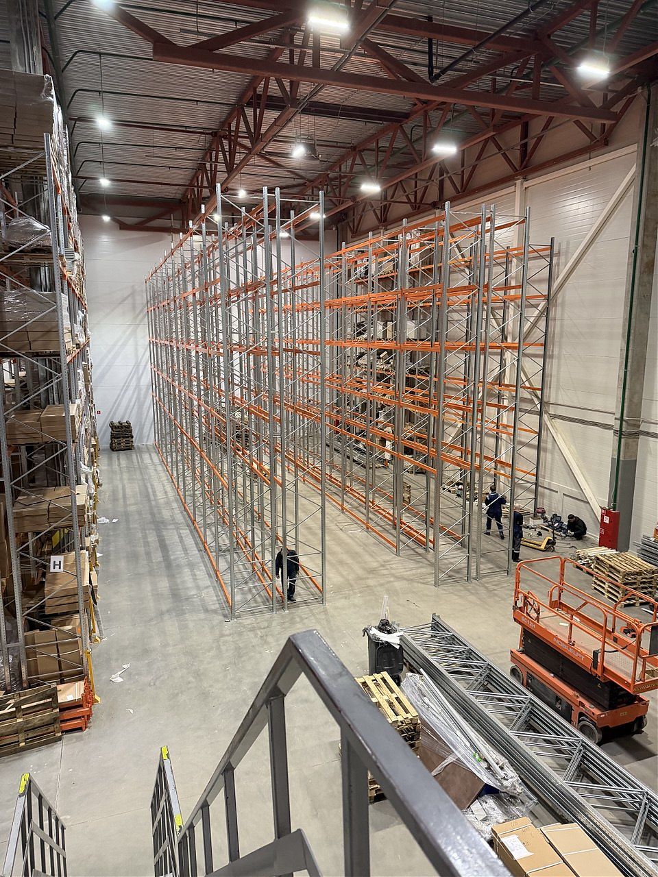 Выполнен монтаж фронтальных стеллажей