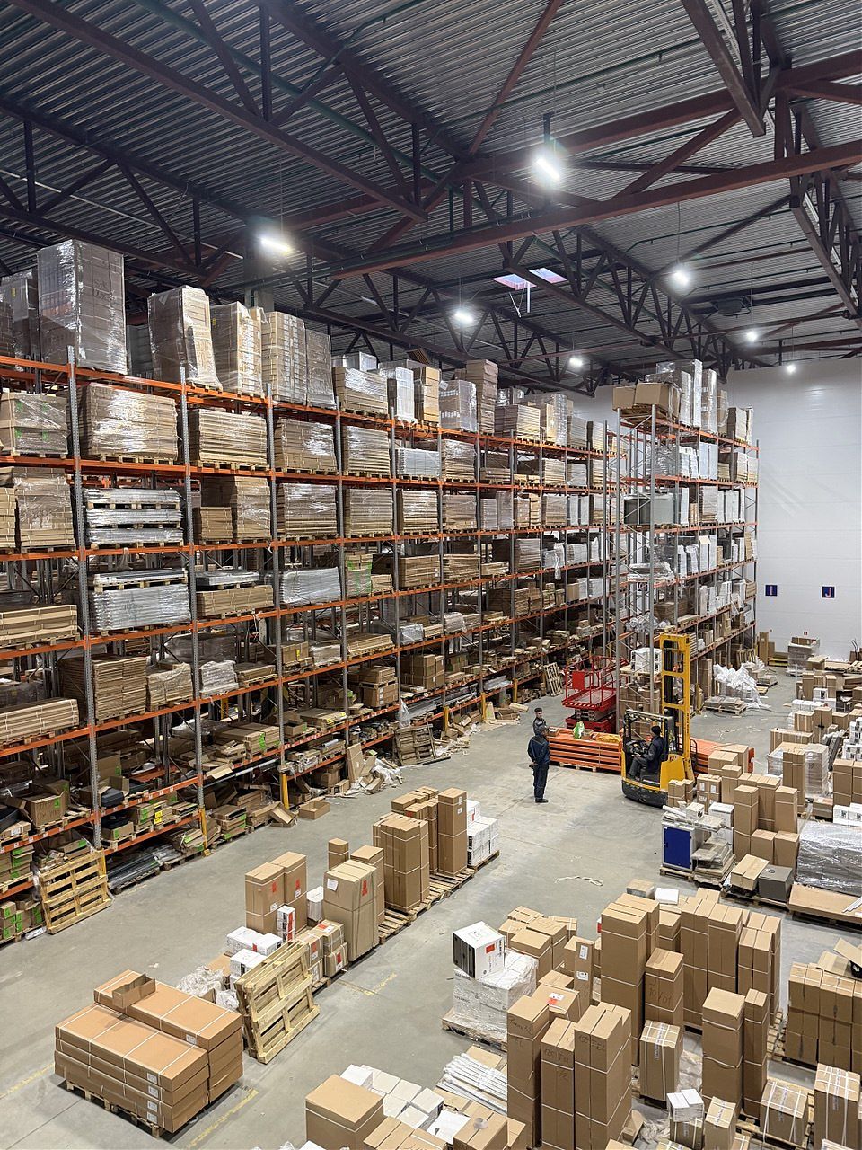 Выполнен монтаж фронтальных стеллажей