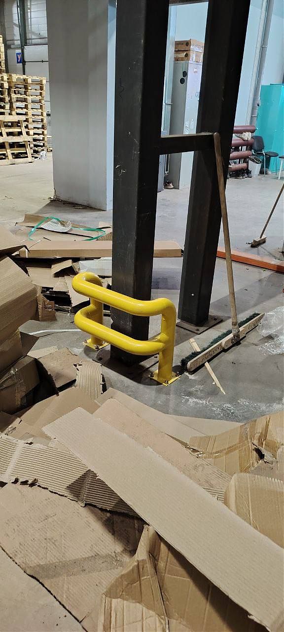 Отбойники на складе — защита стеллажей от повреждений