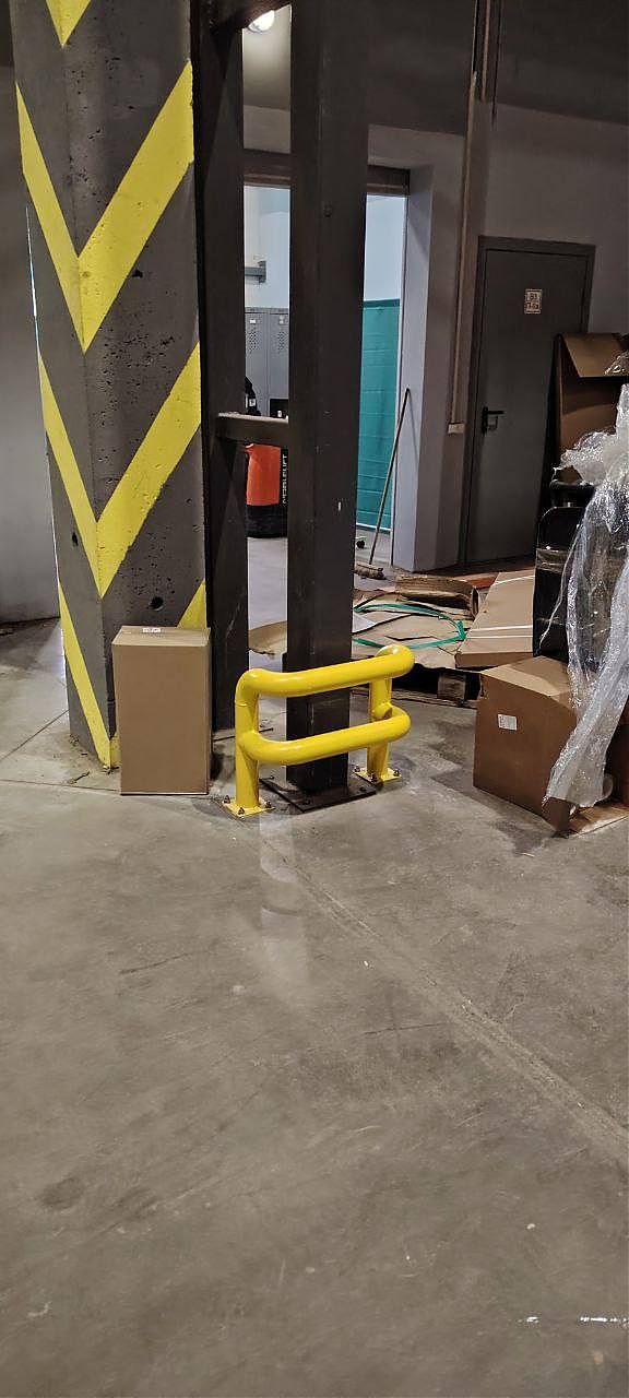 Отбойники на складе — защита стеллажей от повреждений