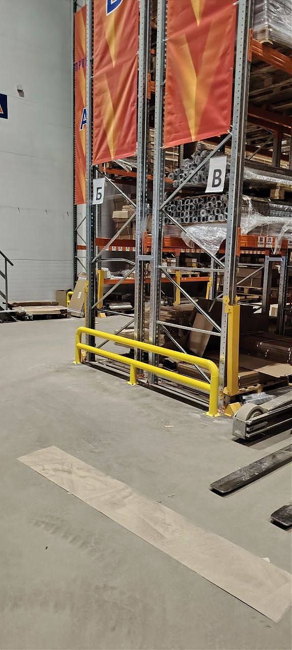 Отбойники на складе — защита стеллажей от повреждений