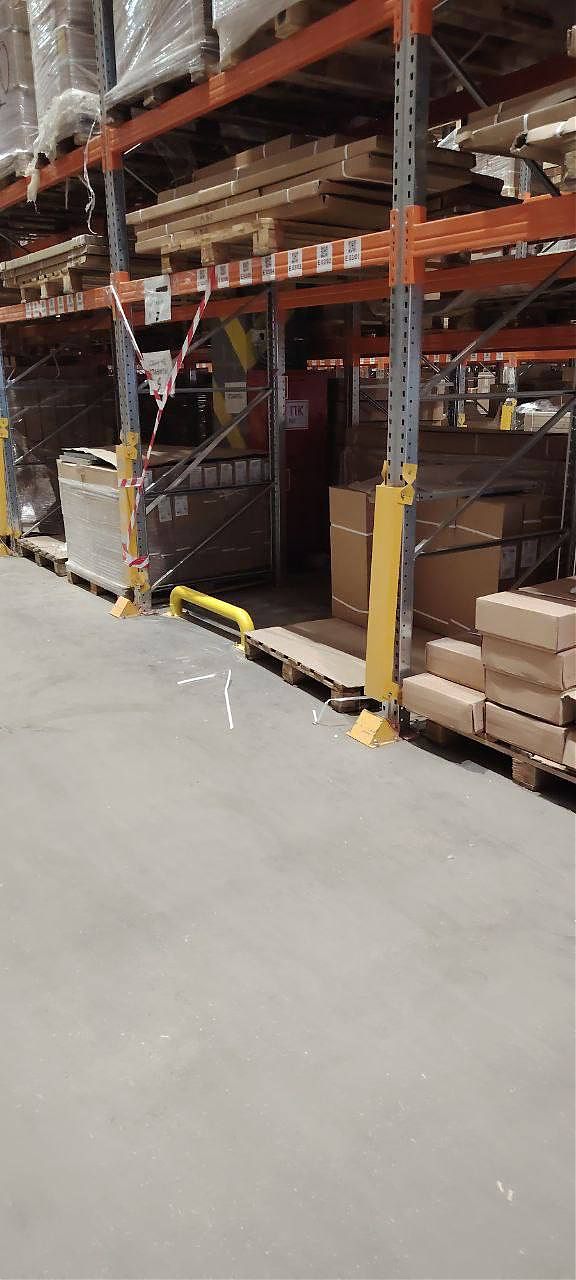 Отбойники на складе — защита стеллажей от повреждений