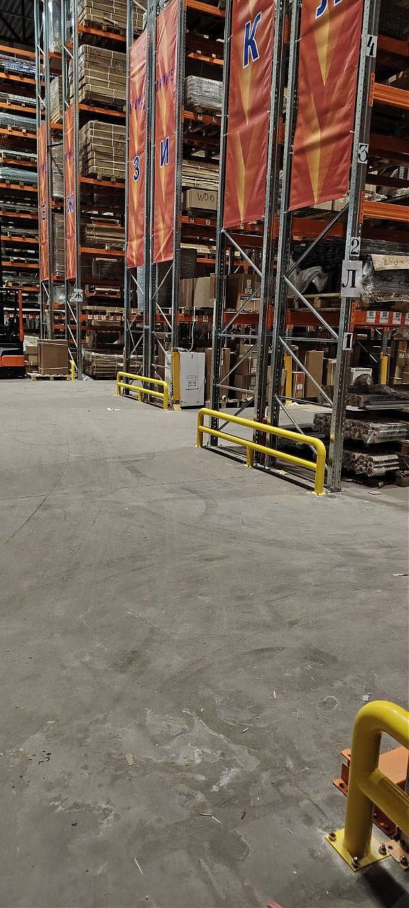 Отбойники на складе — защита стеллажей от повреждений