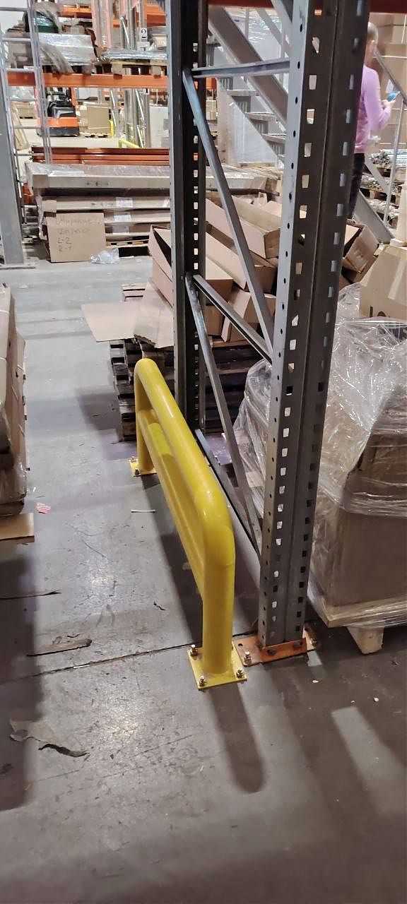Отбойники на складе — защита стеллажей от повреждений