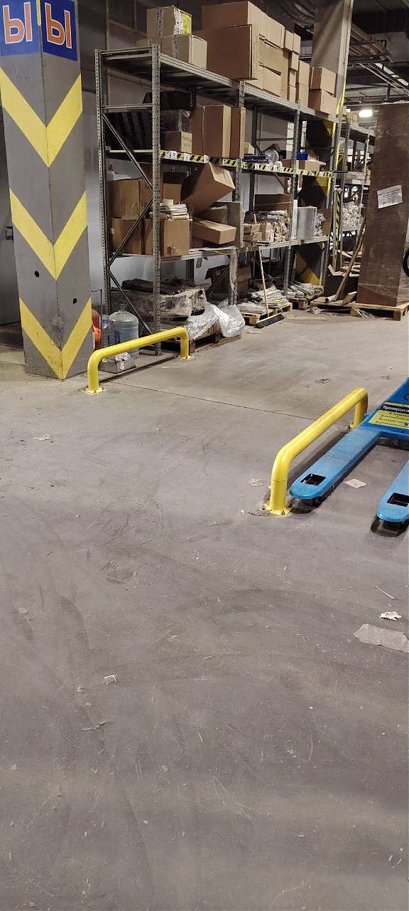 Отбойники на складе — защита стеллажей от повреждений