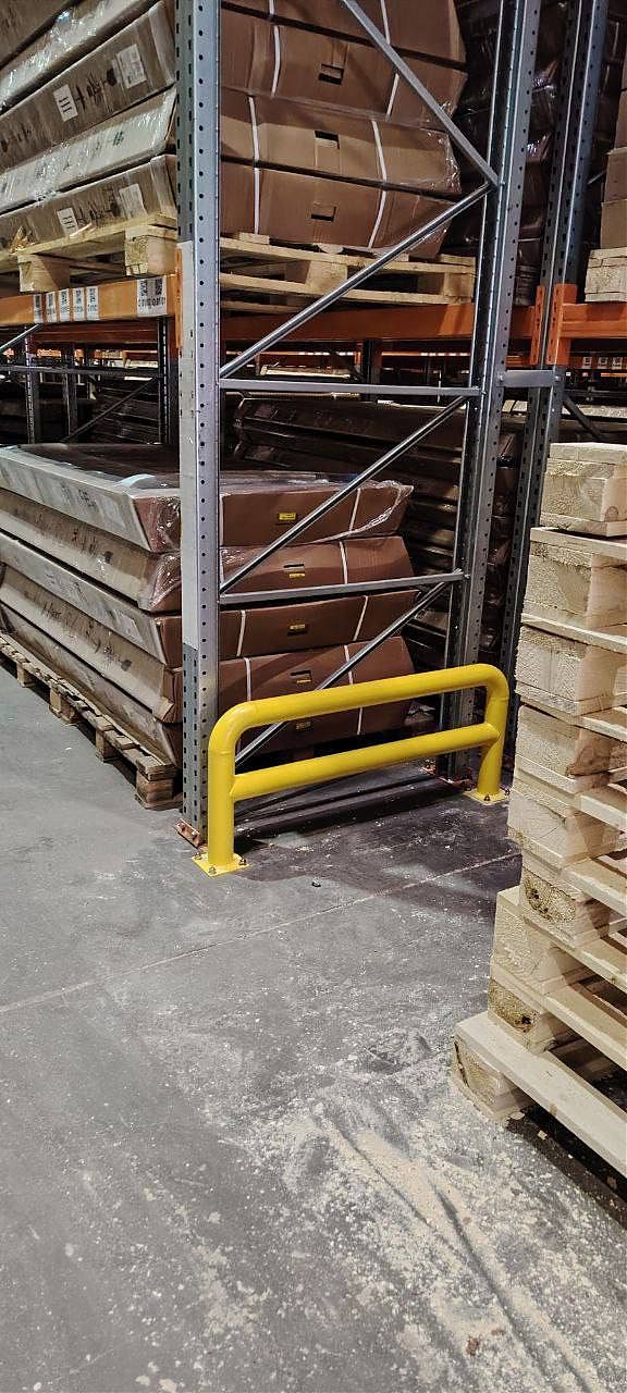 Отбойники на складе — защита стеллажей от повреждений
