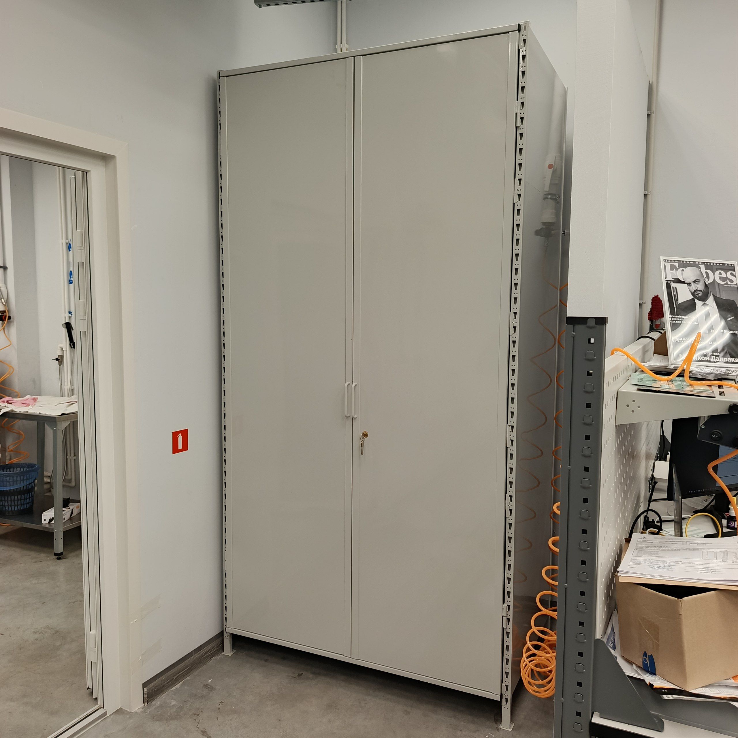 Стеллаж с дверьми СТ-300 — закрытое хранение грузов