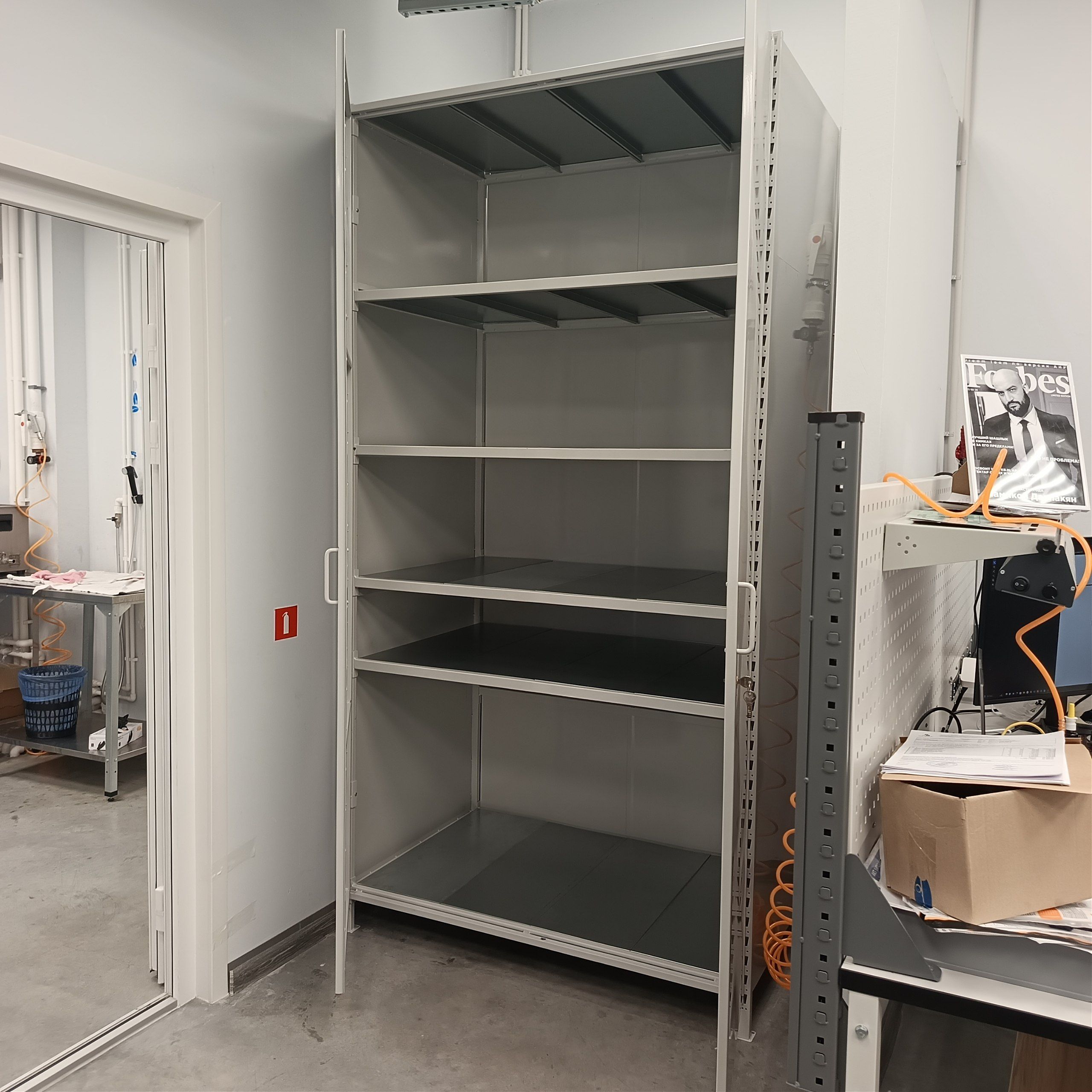 Стеллаж с дверьми СТ-300 — закрытое хранение грузов