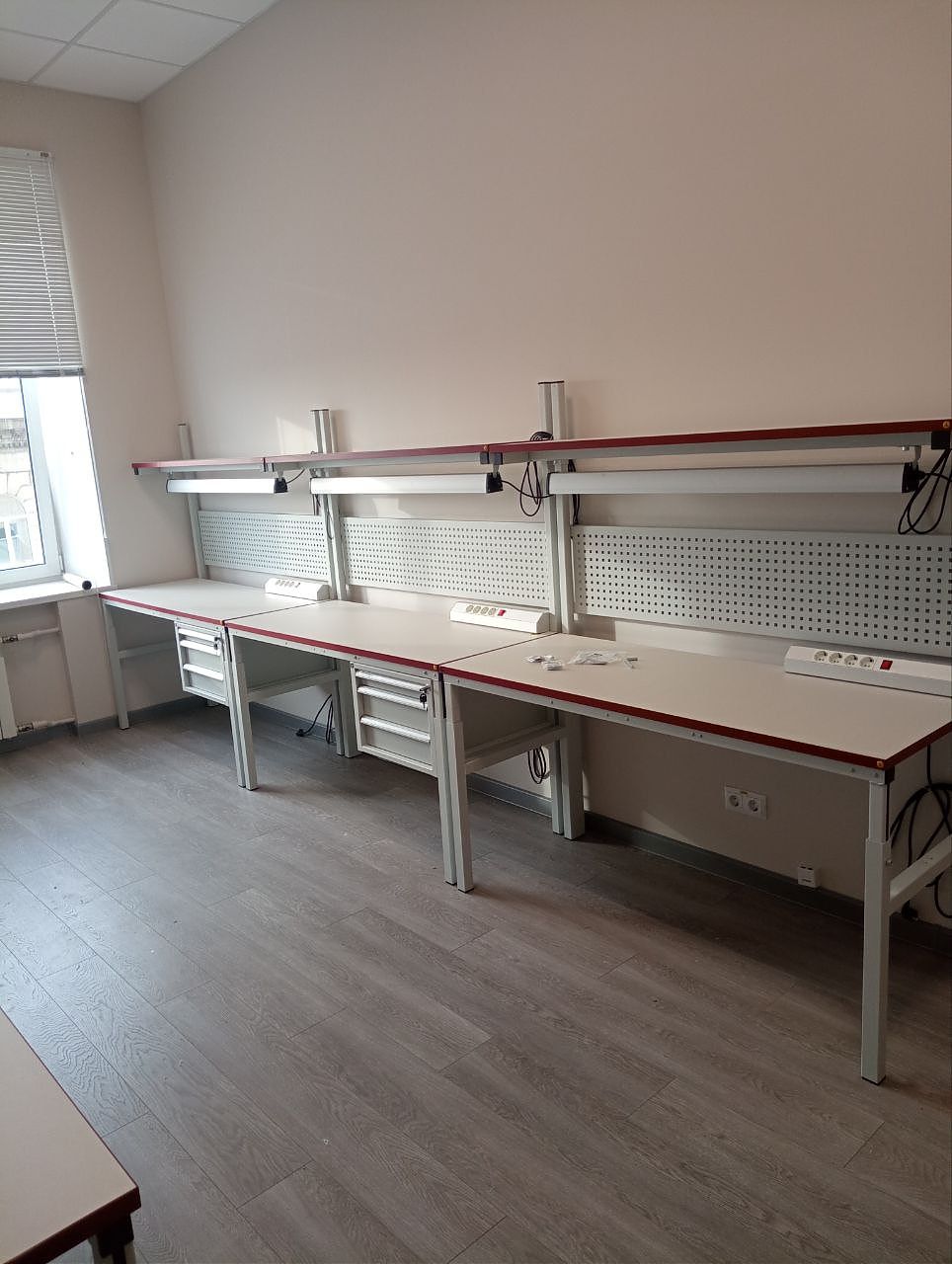 Рабочие места КСМ-1500 ESD с тумбами ТПМ-3 — 6 комплектов