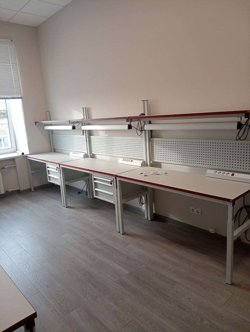 Рабочие места КСМ-1500 ESD с тумбами ТПМ-3 — 6 комплектов