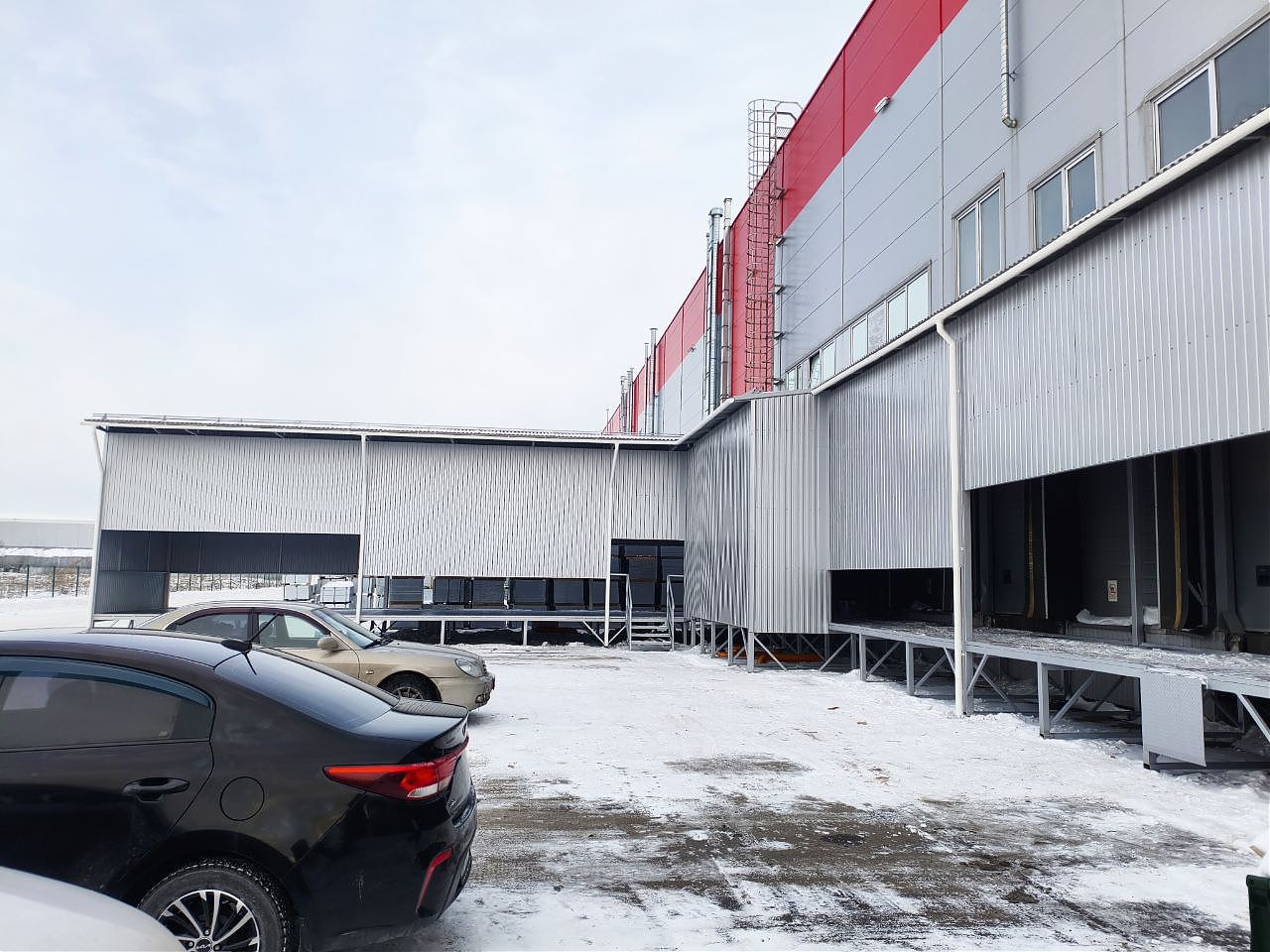 Система пандусов для многопоточной отгрузки: 17 автомобилей из 3 грузовых ворот