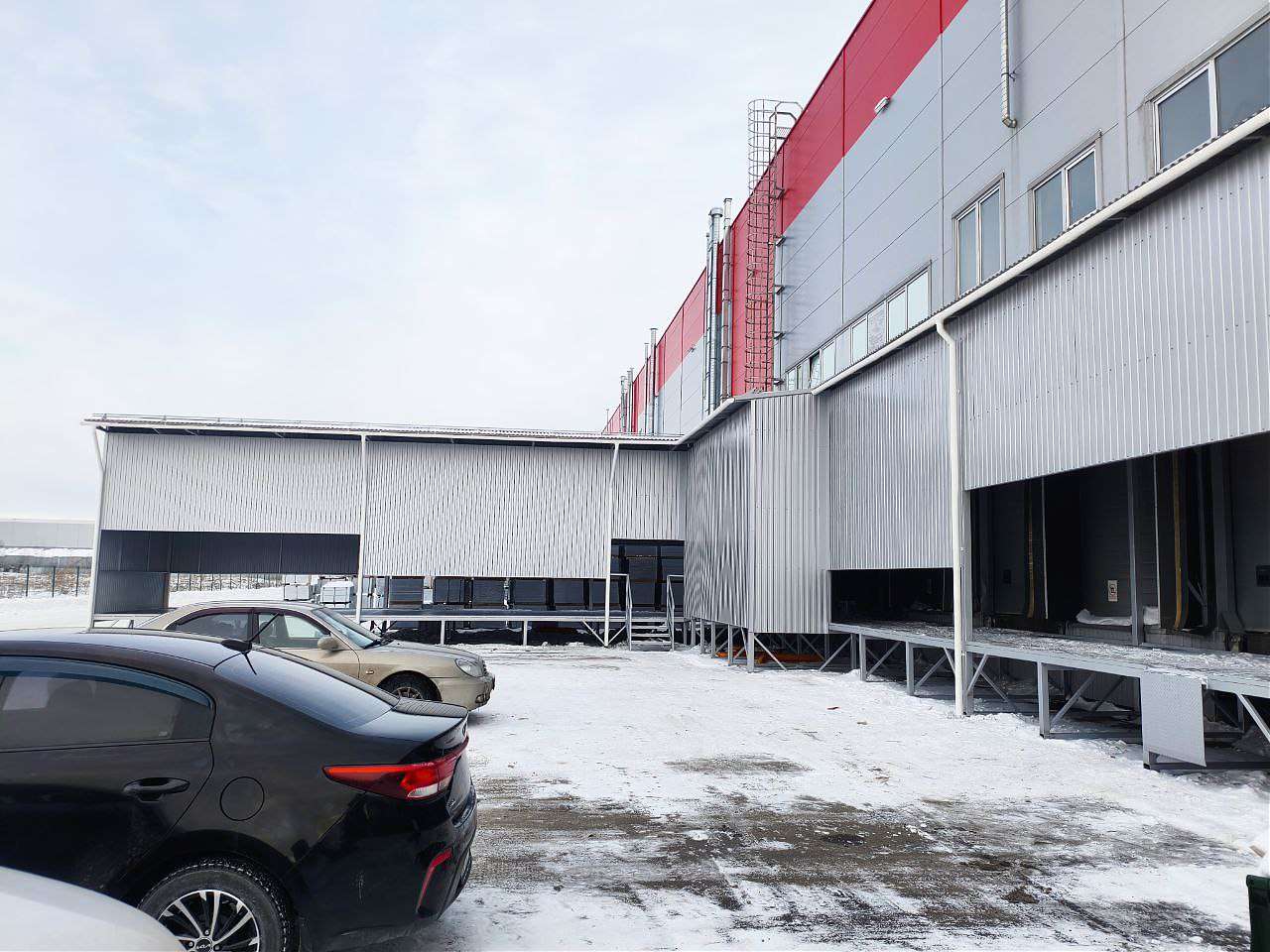 Система пандусов для многопоточной отгрузки: 17 автомобилей из 3 грузовых ворот