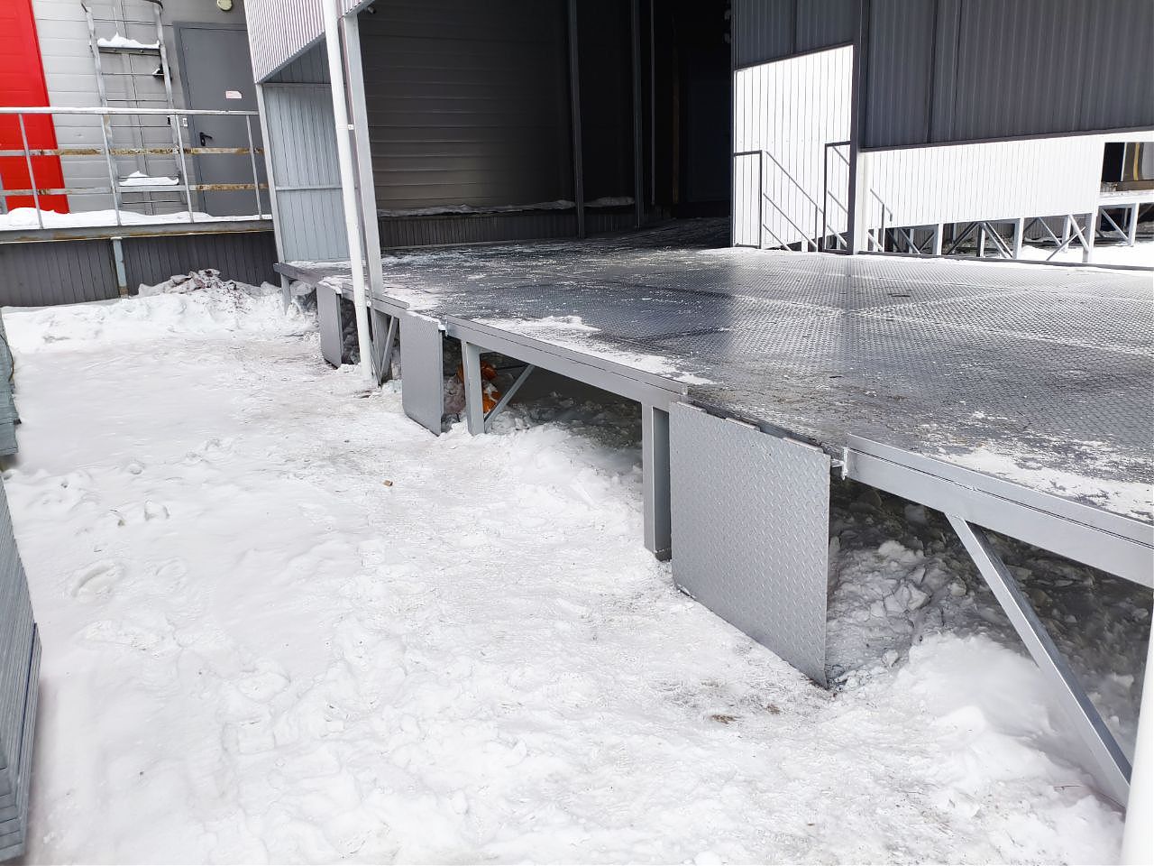 Система пандусов для многопоточной отгрузки: 17 автомобилей из 3 грузовых ворот