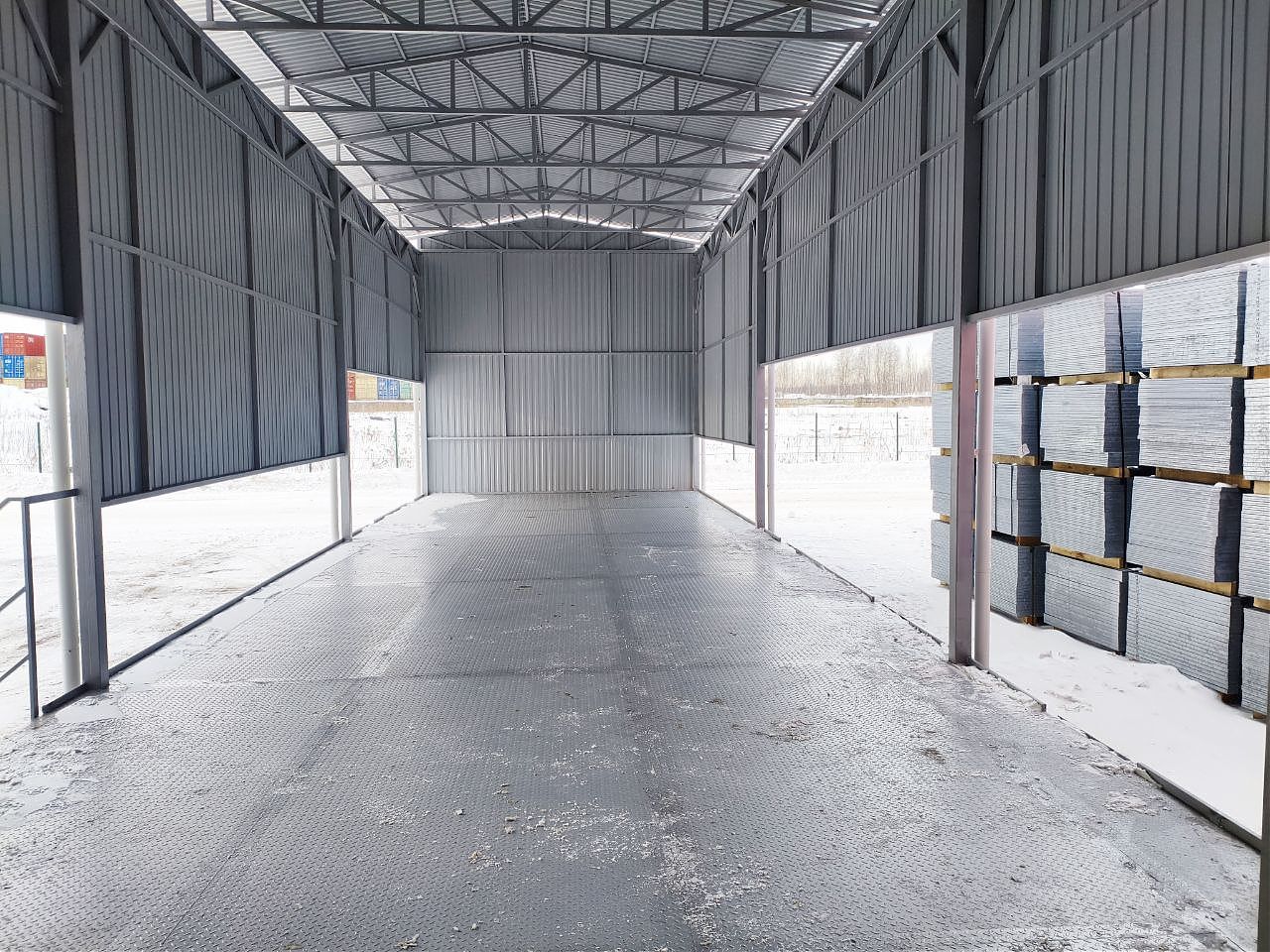 Система пандусов для многопоточной отгрузки: 17 автомобилей из 3 грузовых ворот