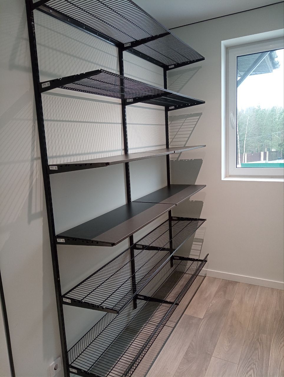 Установка гардеробной системы с комбинированным наполнением завершена