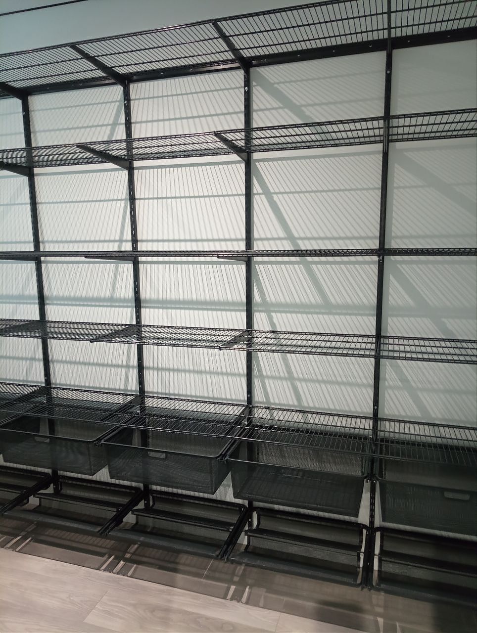 Установка гардеробной системы с комбинированным наполнением завершена