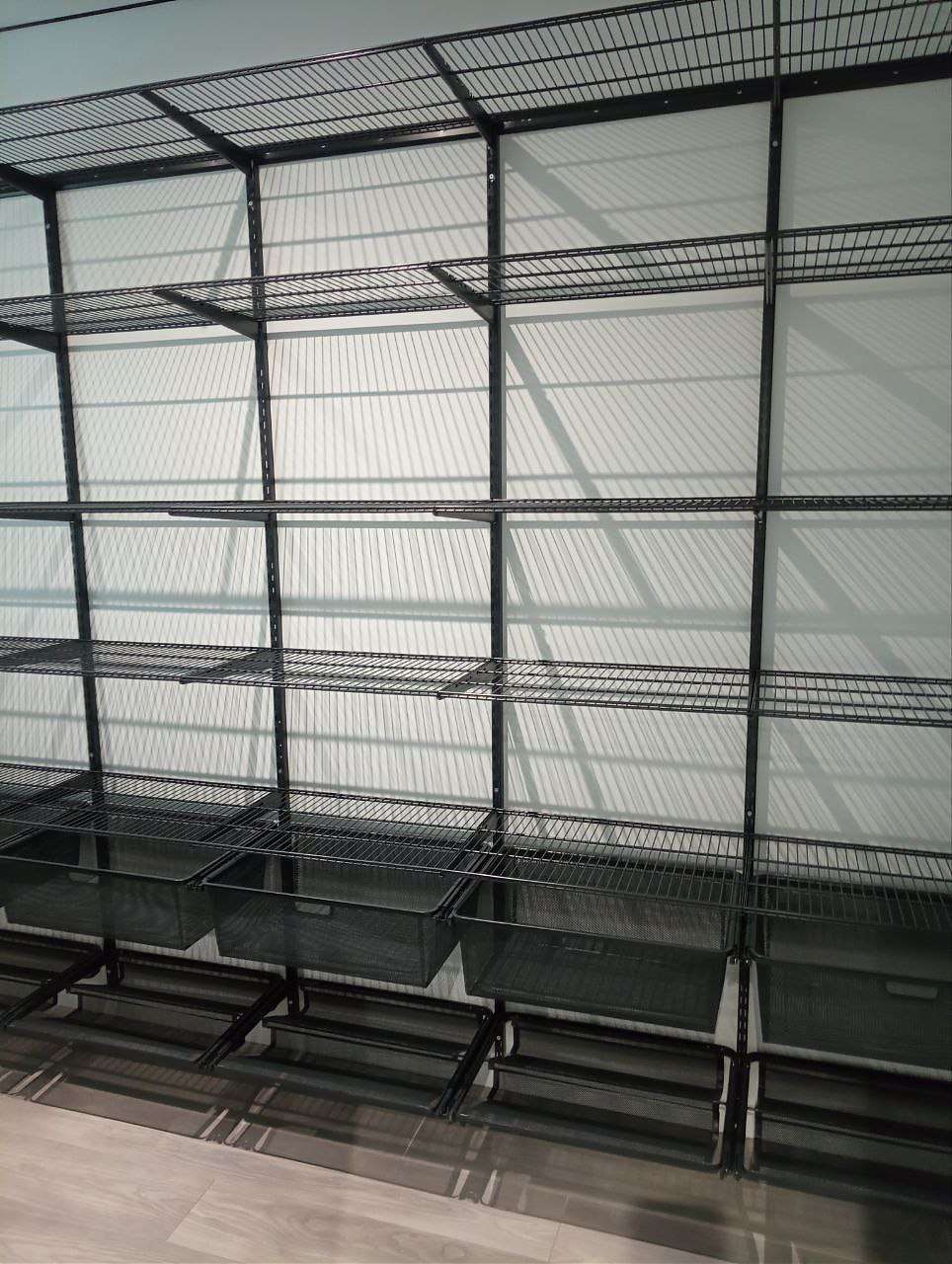 Установка гардеробной системы с комбинированным наполнением завершена