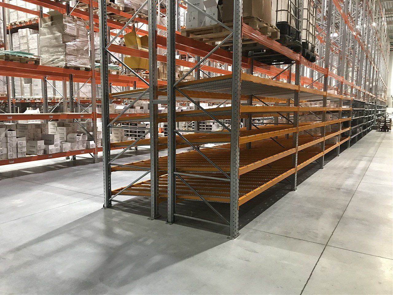 Гравитационные полки на фронтальные стеллажи — ускорение подбора штучных заказов