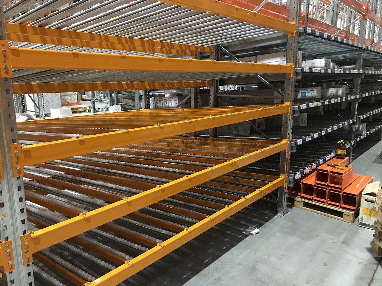 Гравитационные полки на фронтальные стеллажи — ускорение подбора штучных заказов