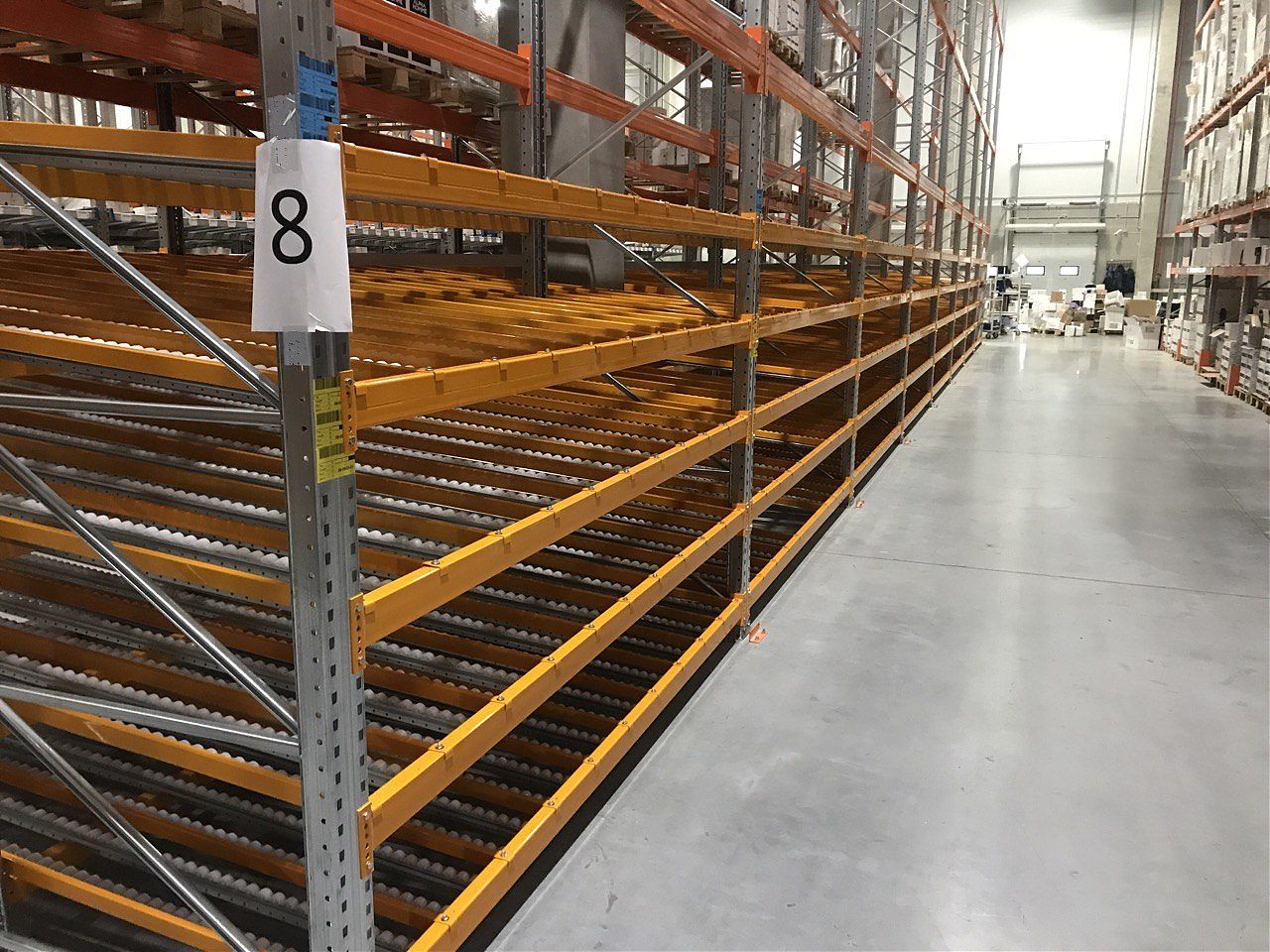 Гравитационные полки на фронтальные стеллажи — ускорение подбора штучных заказов