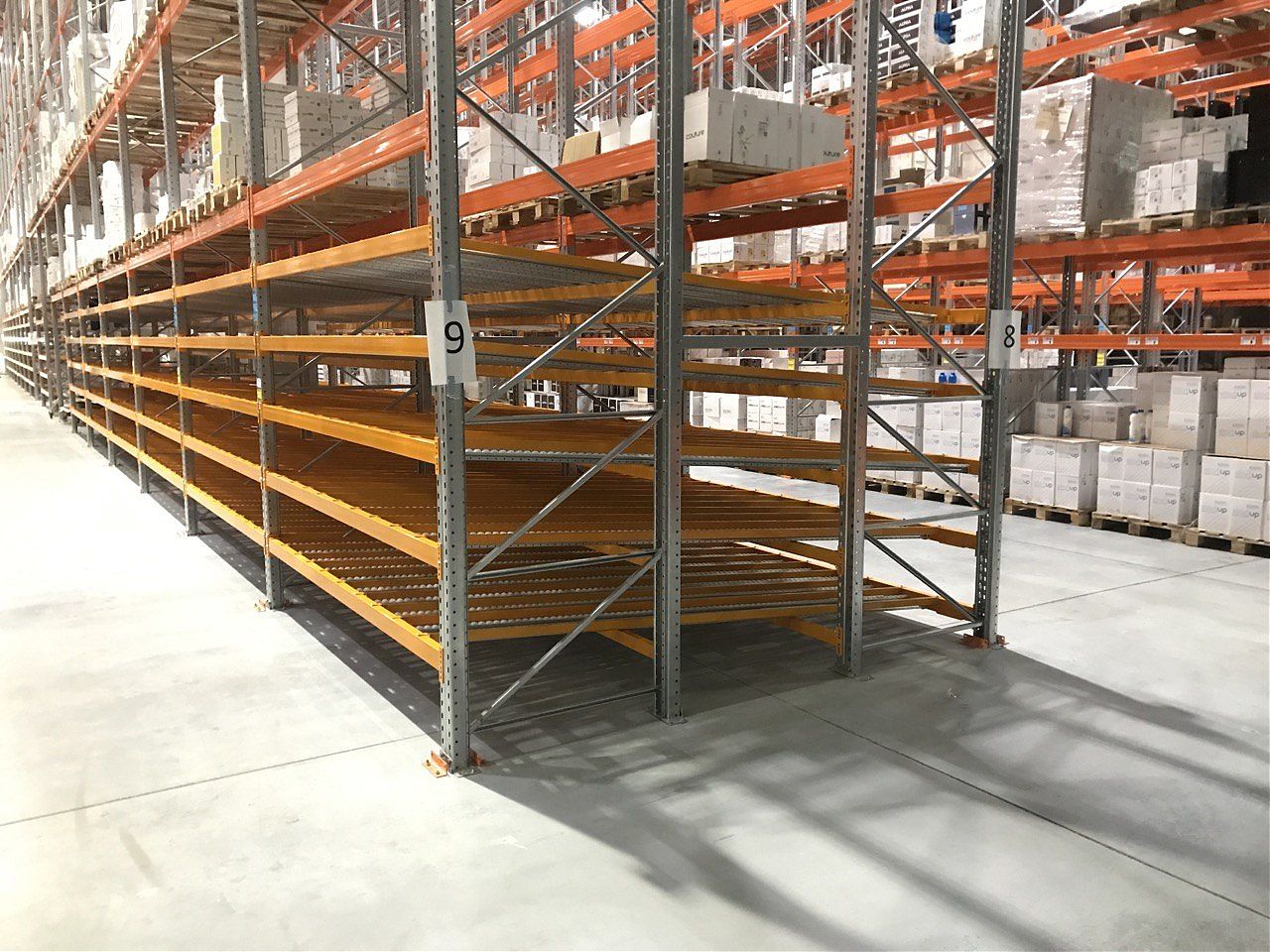 Гравитационные полки на фронтальные стеллажи — ускорение подбора штучных заказов