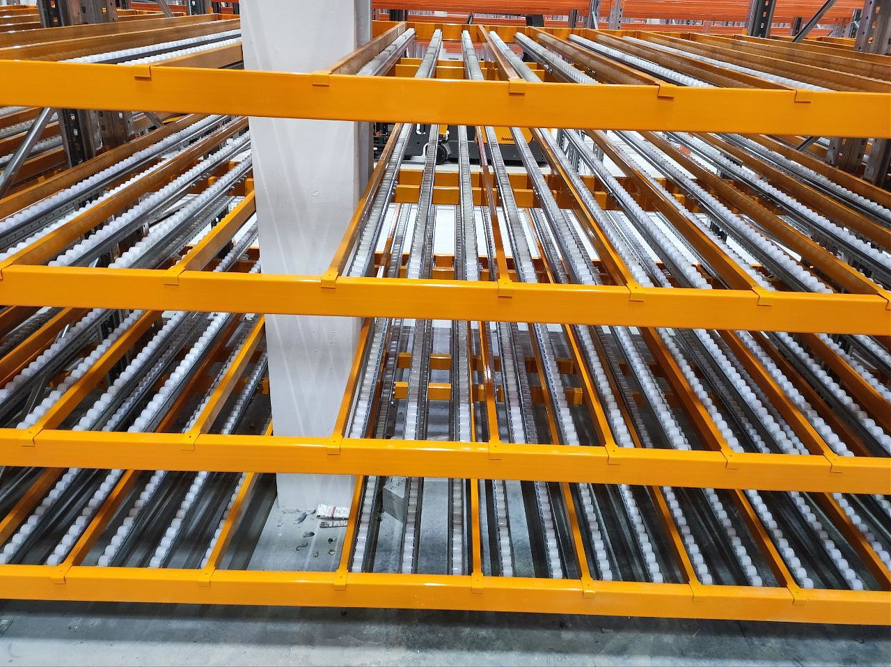 Гравитационные полки с разделителями — интеграция в палетные стеллажи любого типа