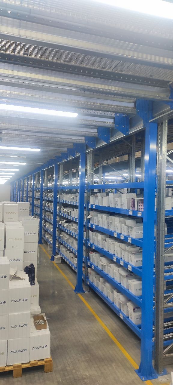 Платформенный мезонин с гравитационными полками — удвоение площади подбора в существующем складе