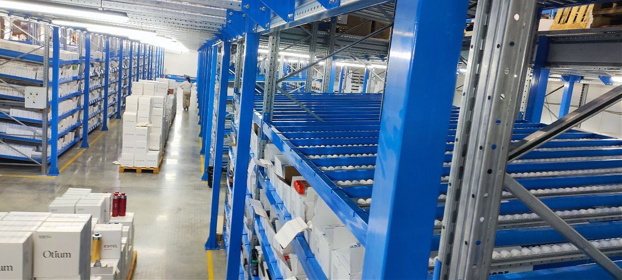 Платформенный мезонин с гравитационными полками — удвоение площади подбора в существующем складе